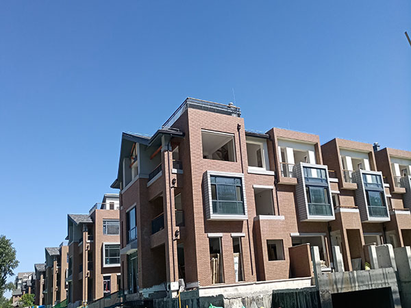 博贏(yíng)建筑施工亞運新新家園別墅區森鷹門(mén)窗工程項目