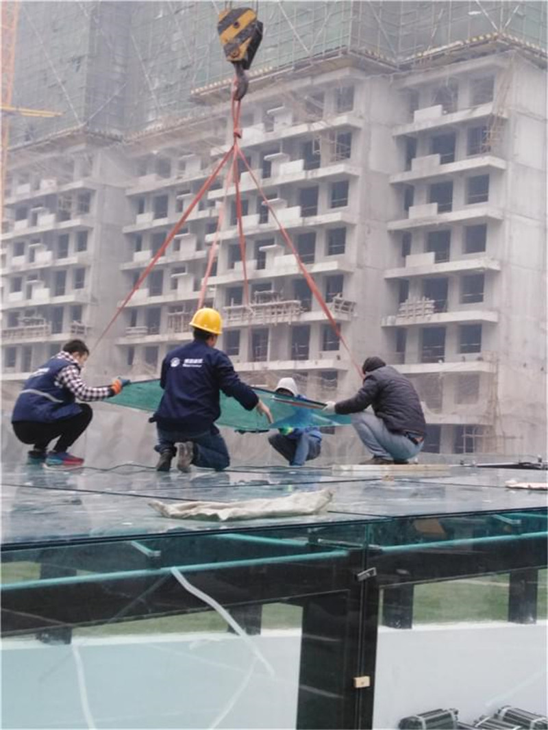孔雀城車(chē)庫入口雨棚安裝