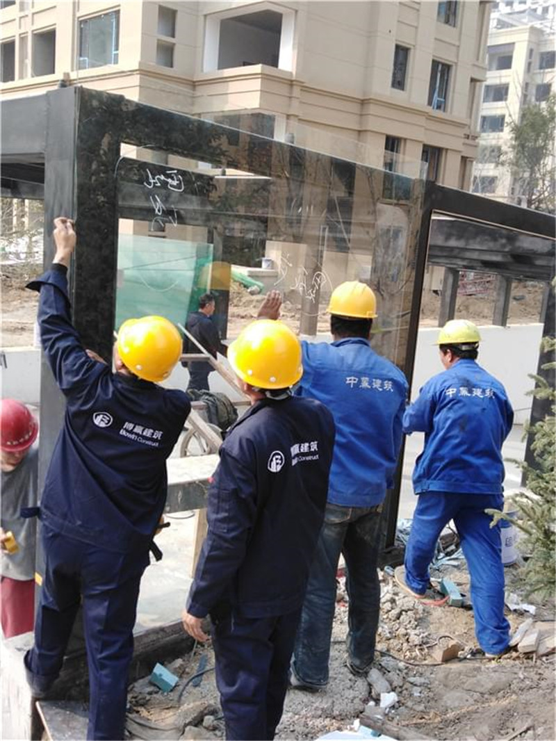 孔雀城車(chē)庫入口雨棚 裝卸玻璃