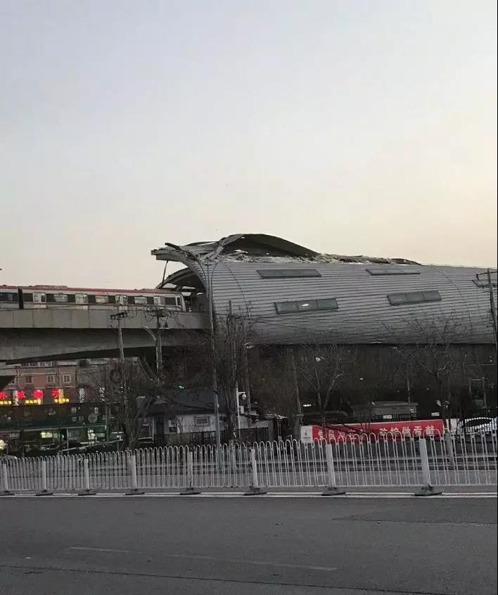 良鄉大學(xué)城地鐵站臺屋面脫落